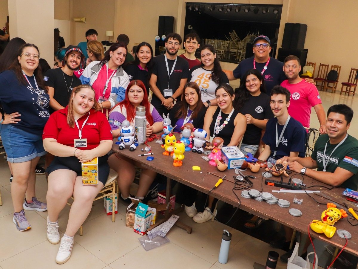 Grupo de voluntarios con juguetes adaptados