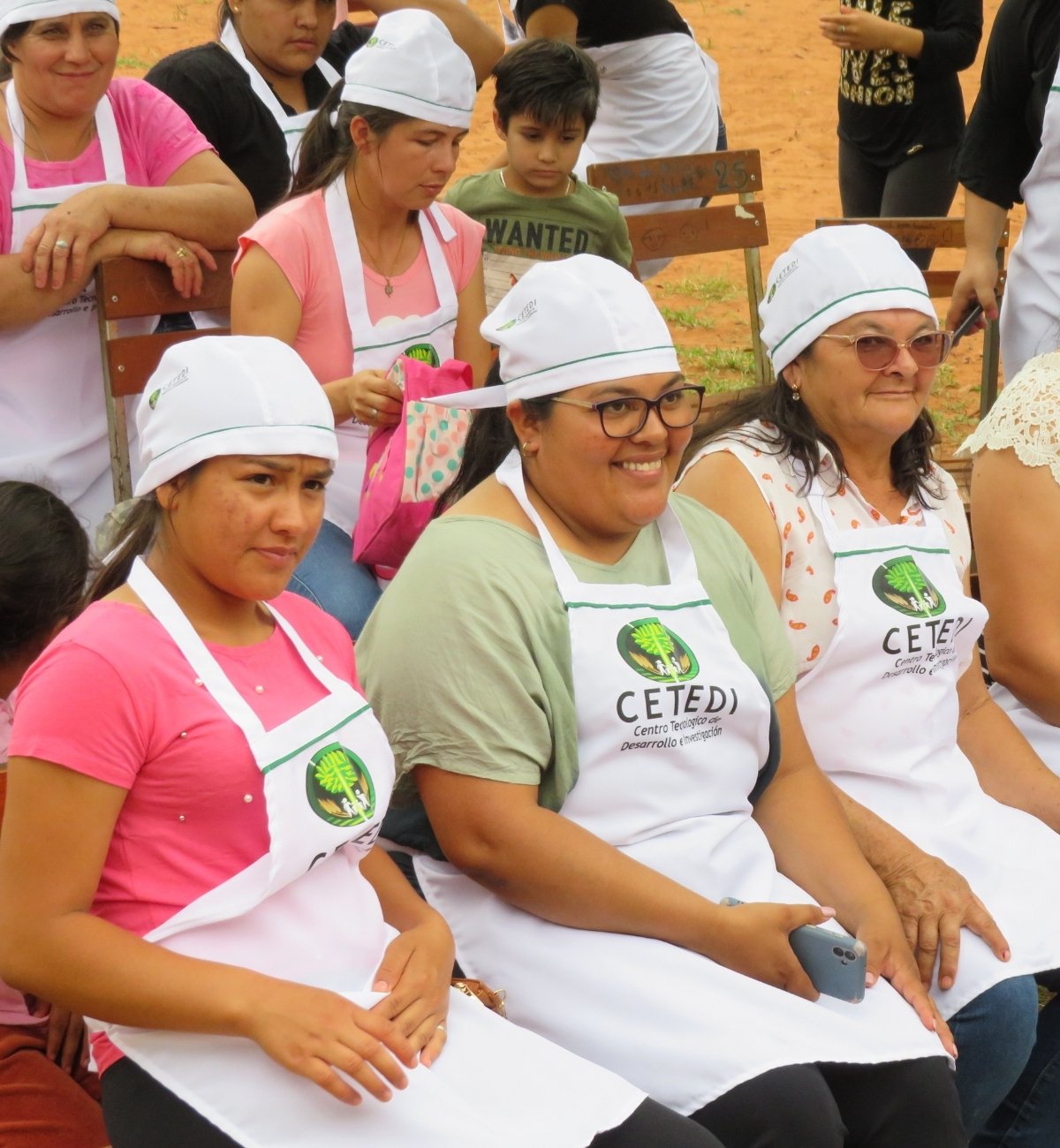 Participantes de una actividad comunitaria de CETEDI