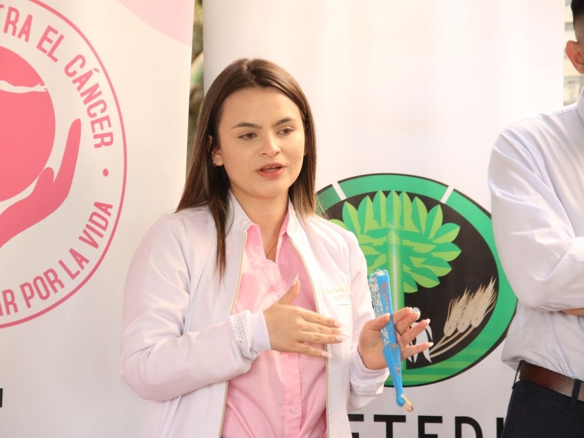 Profesional brindando orientación sobre salud de las mujeres