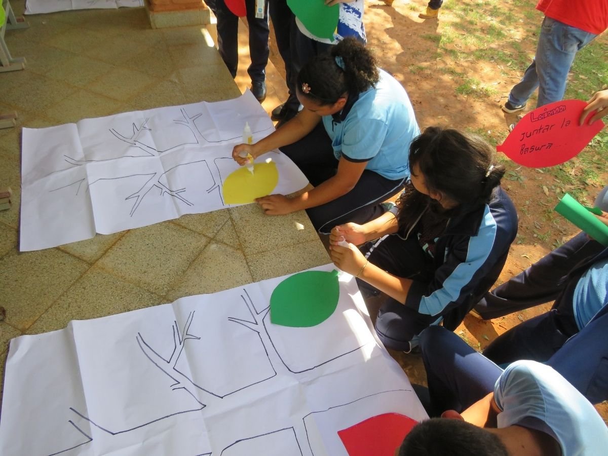Estudiantes en una actividad de educación ambiental