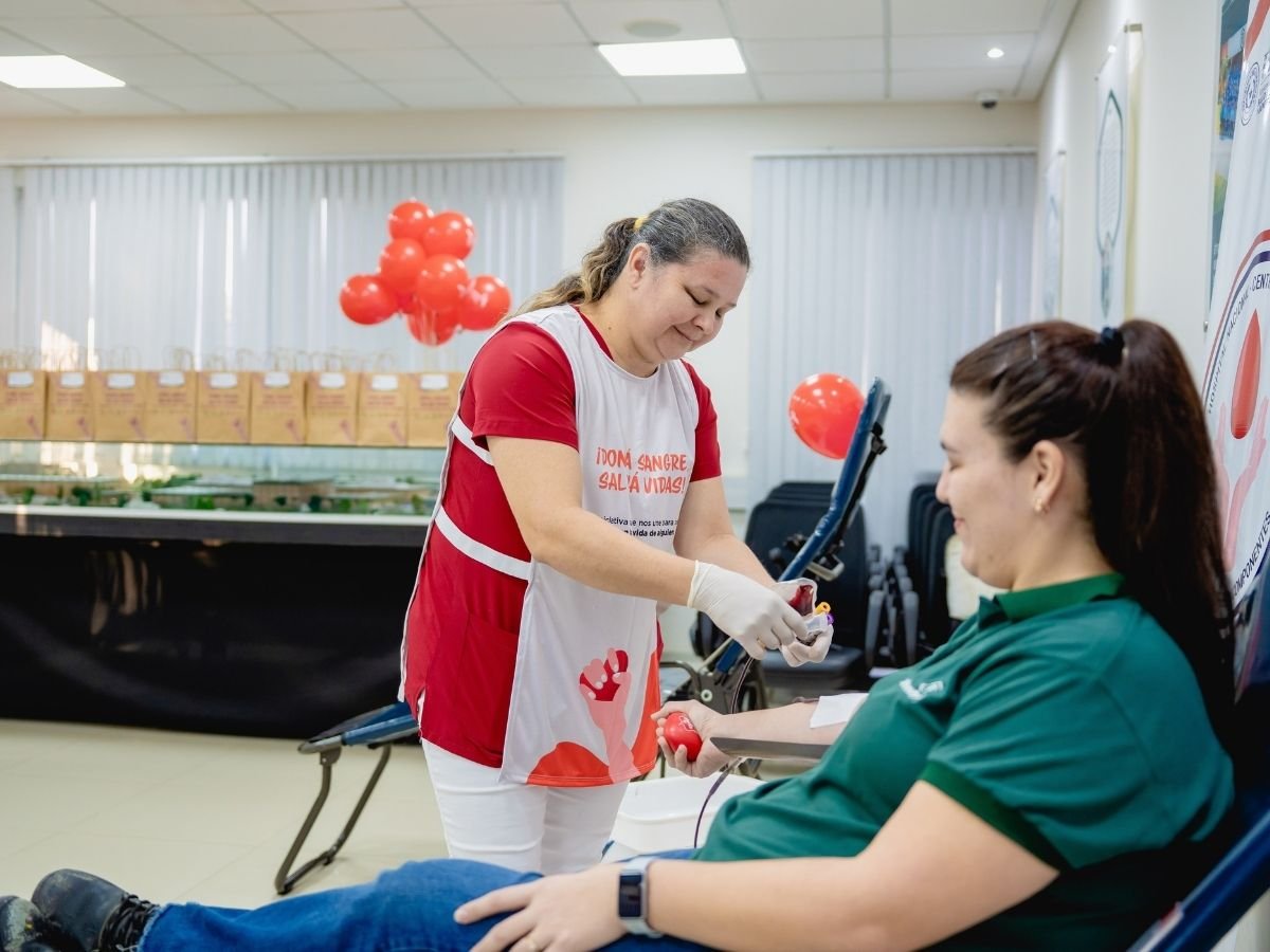 Atención a una donante durante la campaña de donación de sangre