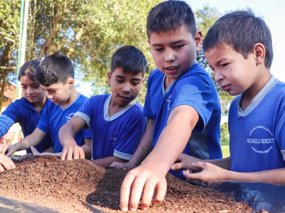 Niños participando en un taller de bombas de semillas