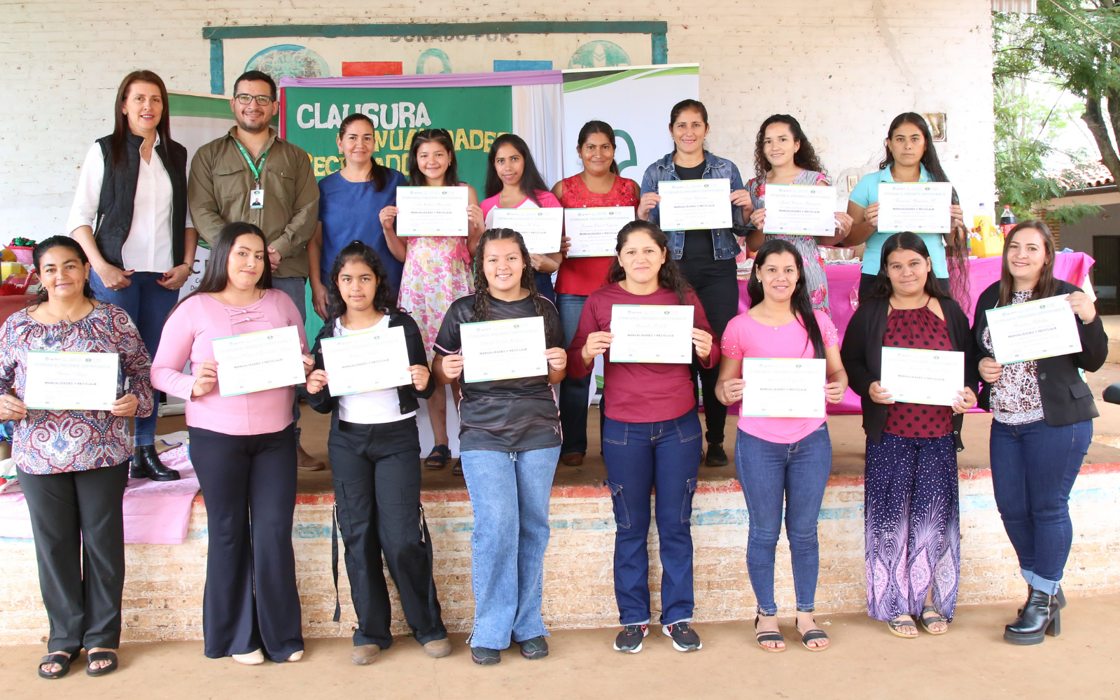 Participantes y equipo en la clausura de un curso de formación